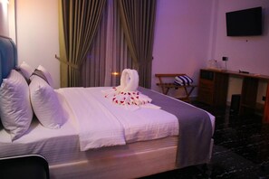 Phòng đôi Deluxe, 1 giường cỡ king, không hút thuốc, quang cảnh hồ bơi | Két bảo mật tại phòng, màn/rèm cản sáng, phòng cách âm 