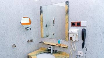 Pancuran mandi, hulu semburan mandi hujan, selipar, tuala disediakan