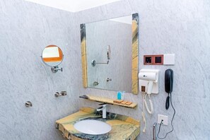 Ducha, cabezal de ducha tipo lluvia, pantuflas, toallas