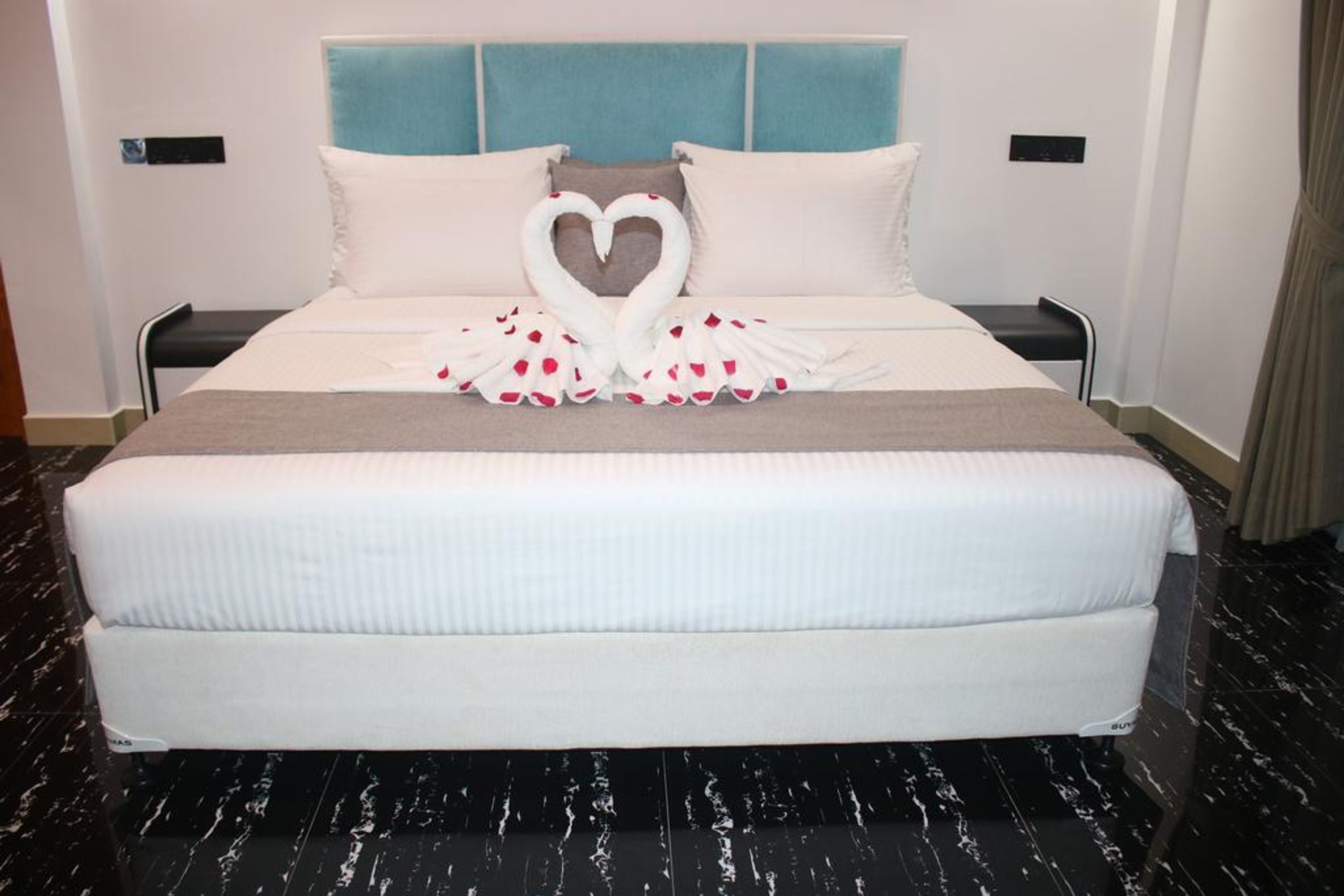 Quarto casal luxo, 1 cama King, para não fumantes, vista para a piscina | Cofres nos quartos, cortinas blackout, quartos à prova de som