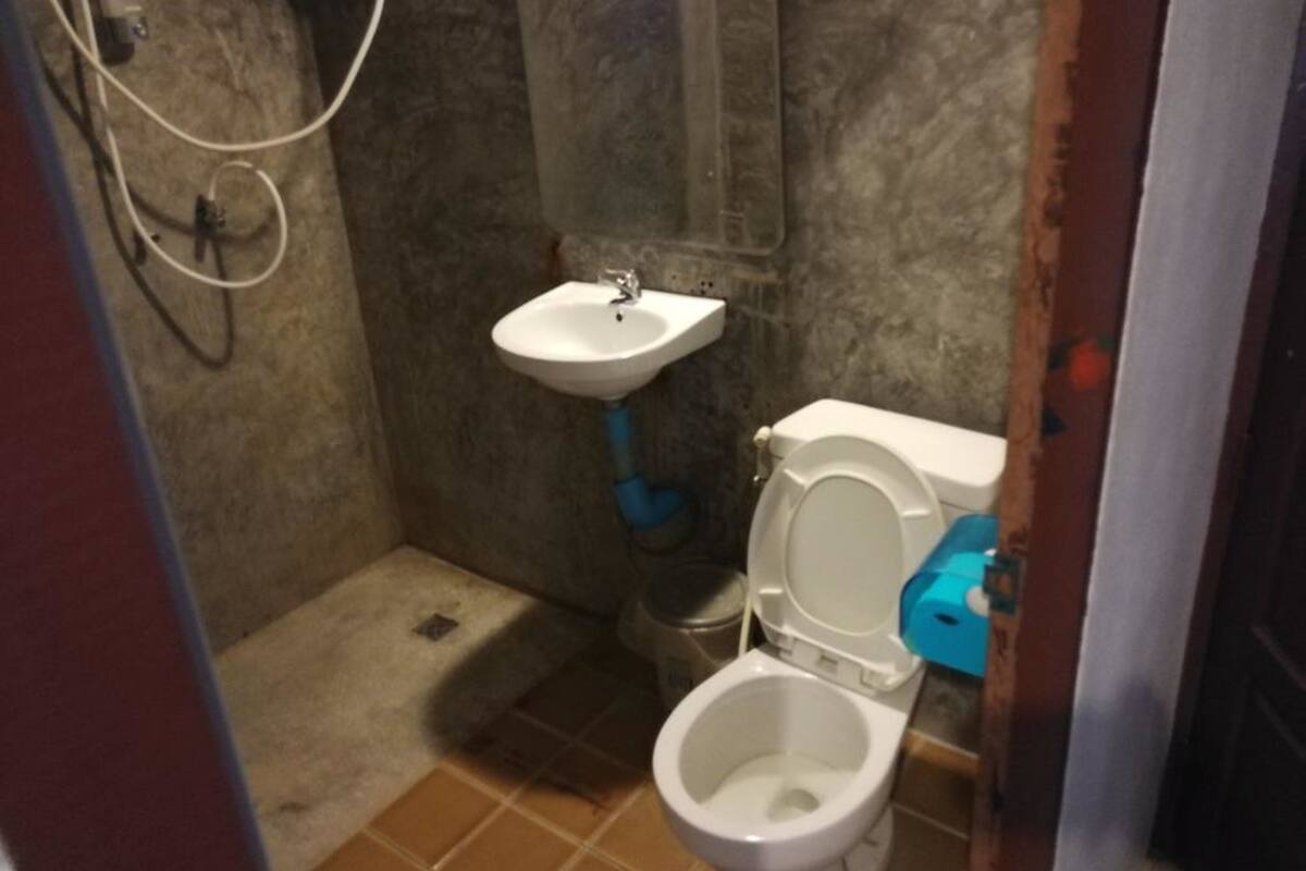 Ein kleines Badezimmer mit Toilette, Waschbecken und Dusche.
