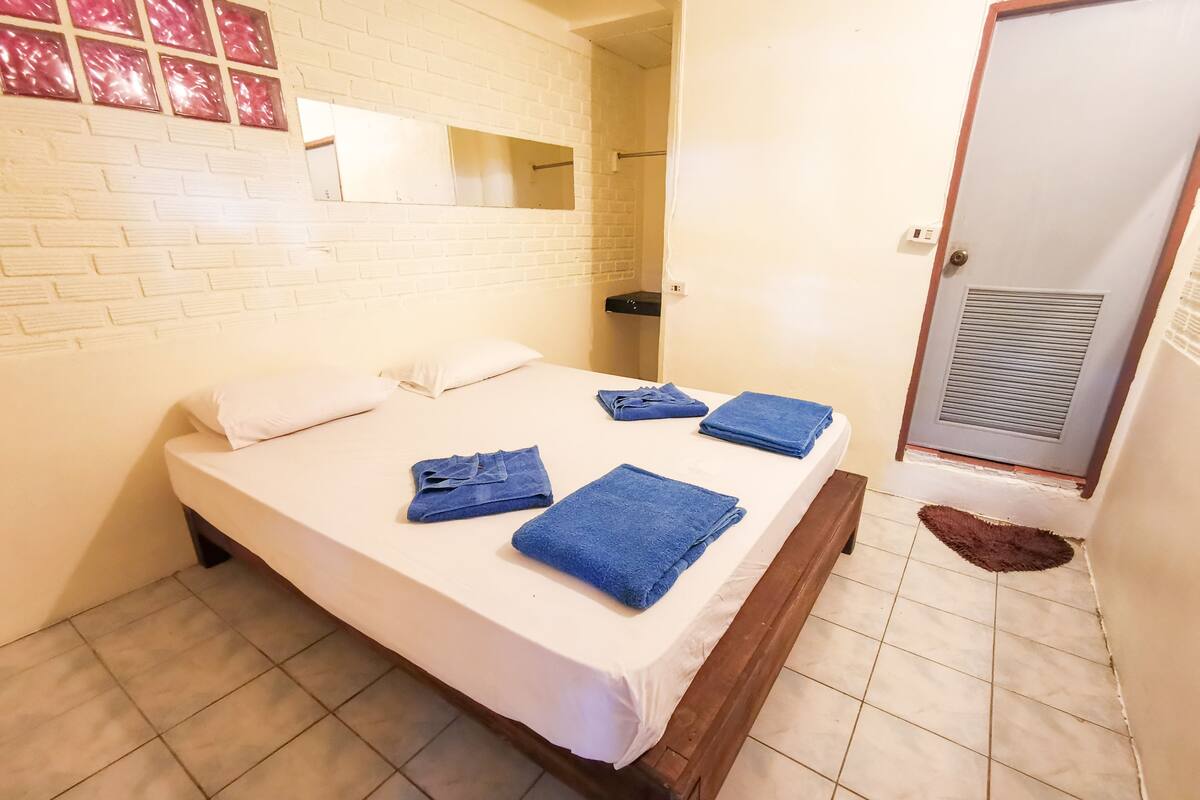 Standard-Doppelzimmer | Zustellbetten, kostenloses WLAN, Bettwäsche