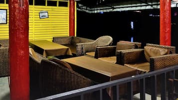 Frukost och lunch serveras, njut av de goda smakerna från lokala rätter.