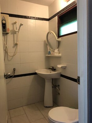 Kahden hengen standard-huone (kaksi sänkyä) | Kylpyhuone | Suihku, pyyhkeet