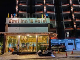 Fachada de la propiedad por la tarde o noche