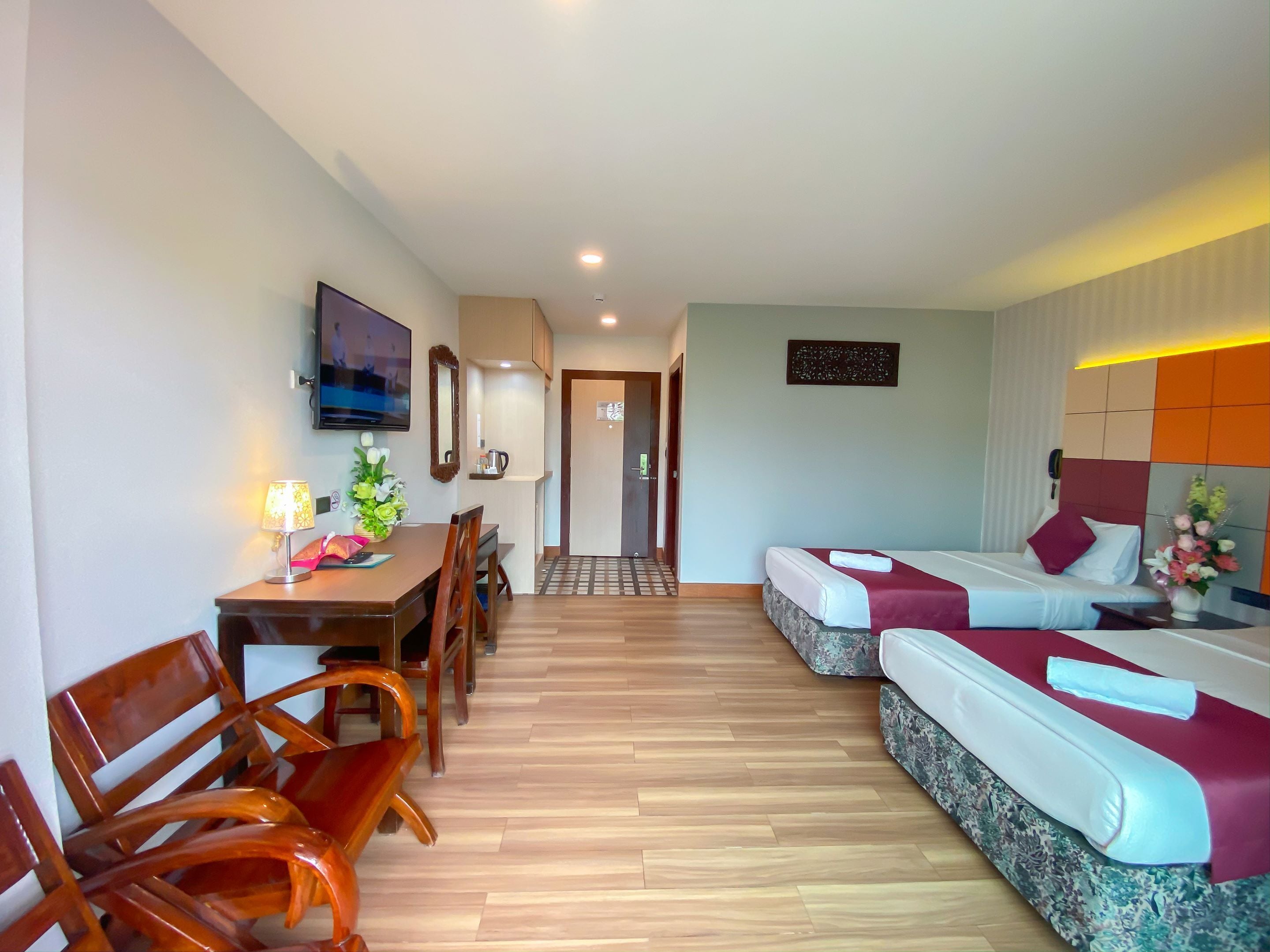 deluxe twin room | desk, blackout curtains, free wifi, bed sheets