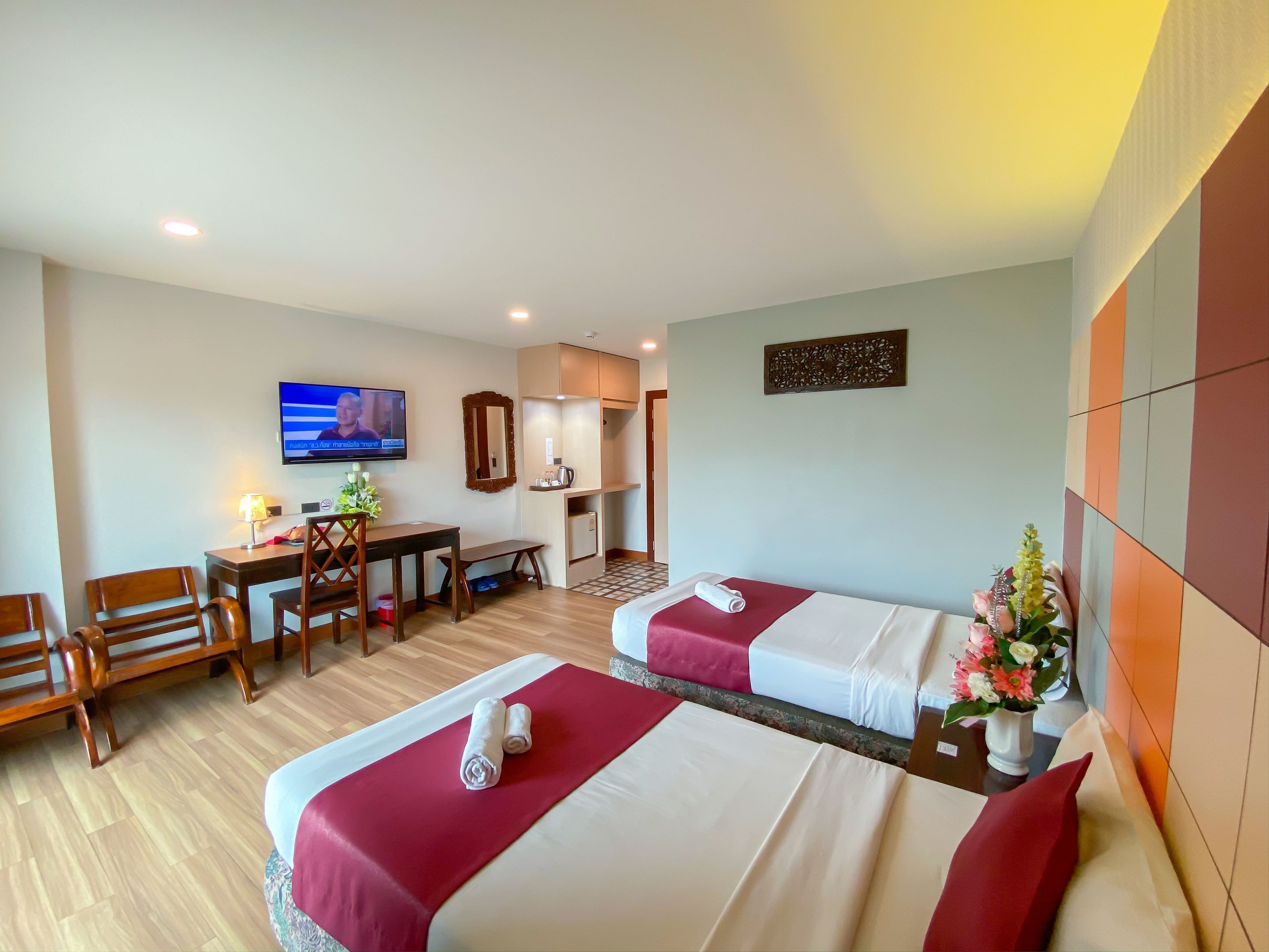 deluxe twin room | living area | flat-screen tv