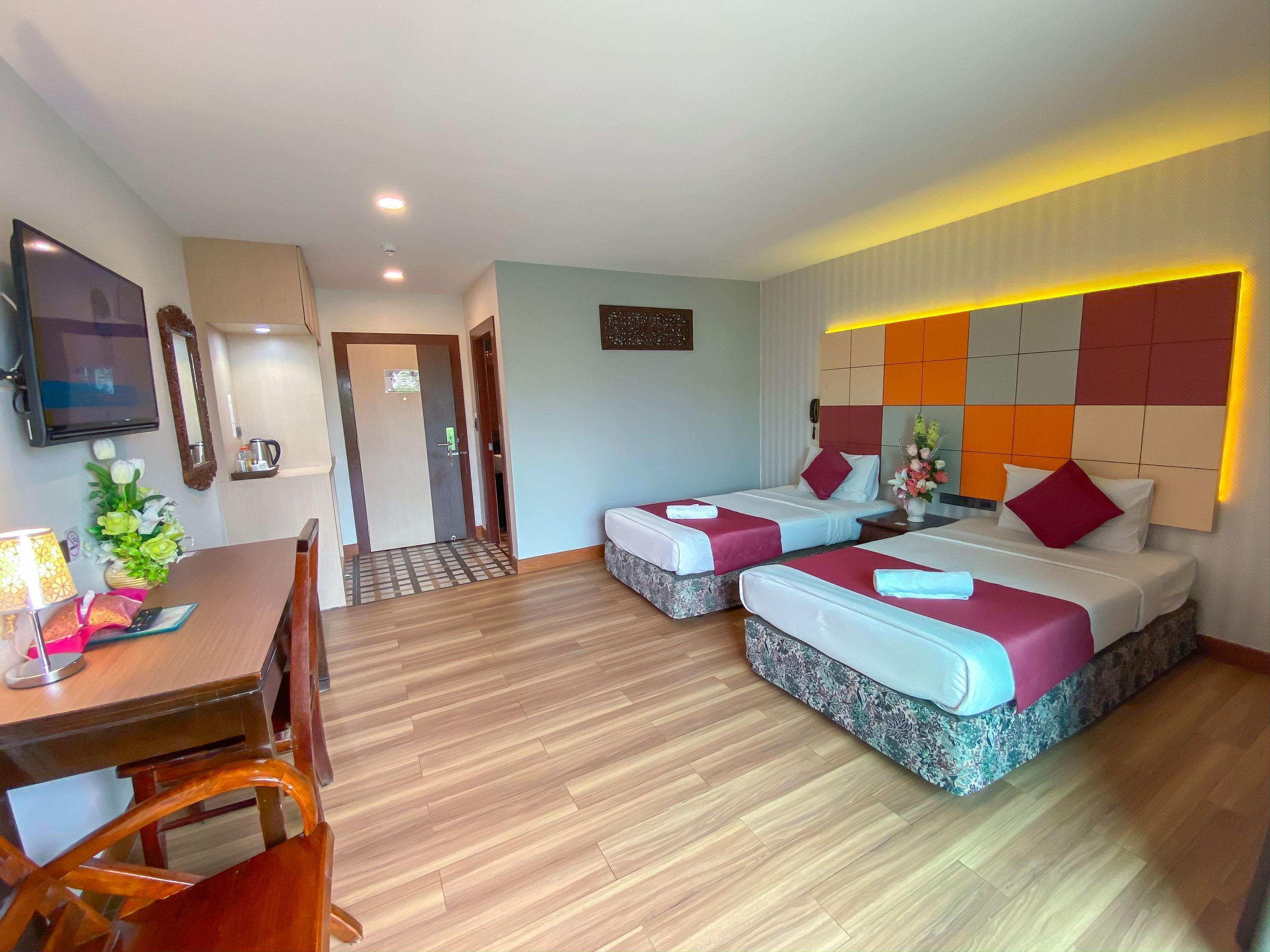 deluxe twin room | desk, blackout curtains, free wifi, bed sheets