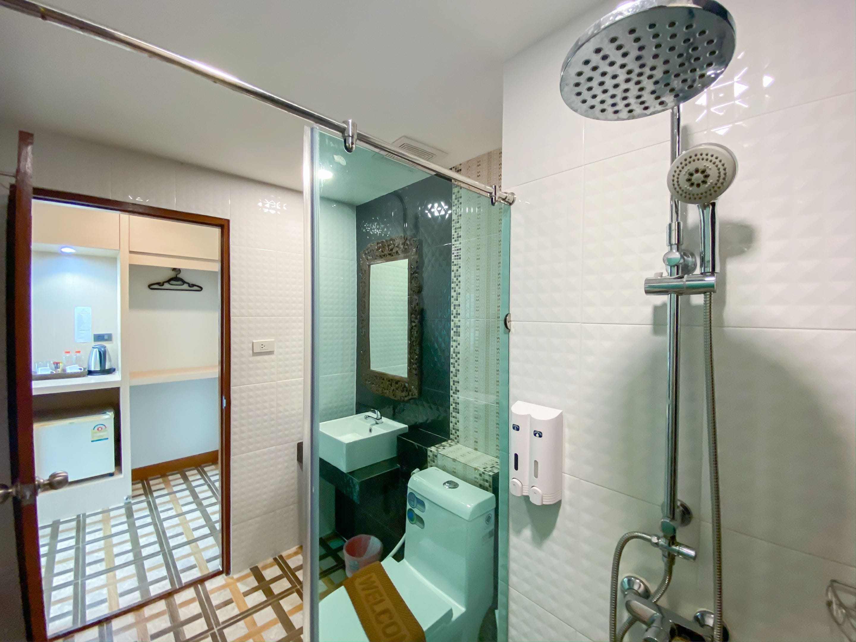 deluxe twin room | bathroom shower