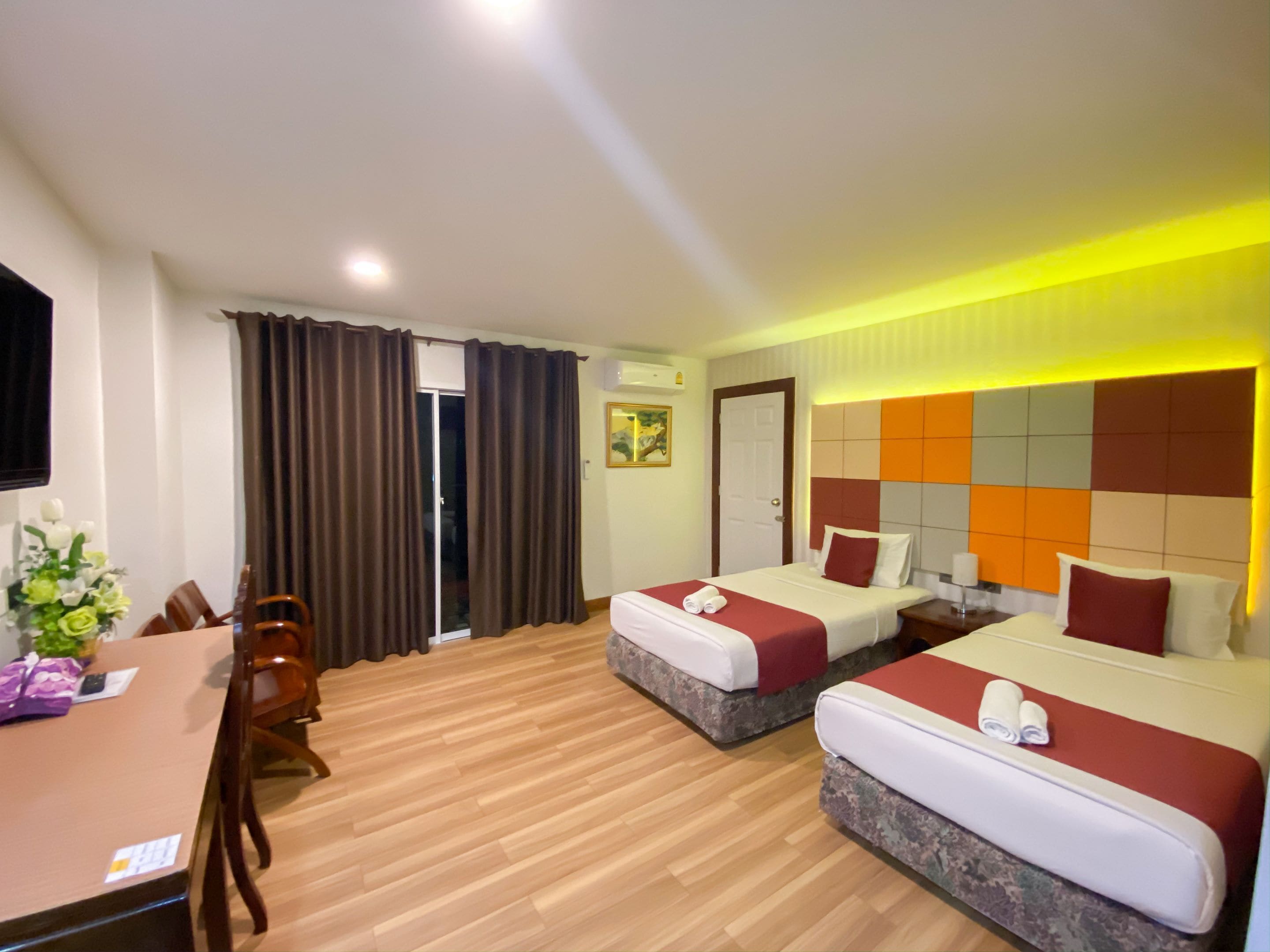deluxe twin room | desk, blackout curtains, free wifi, bed sheets