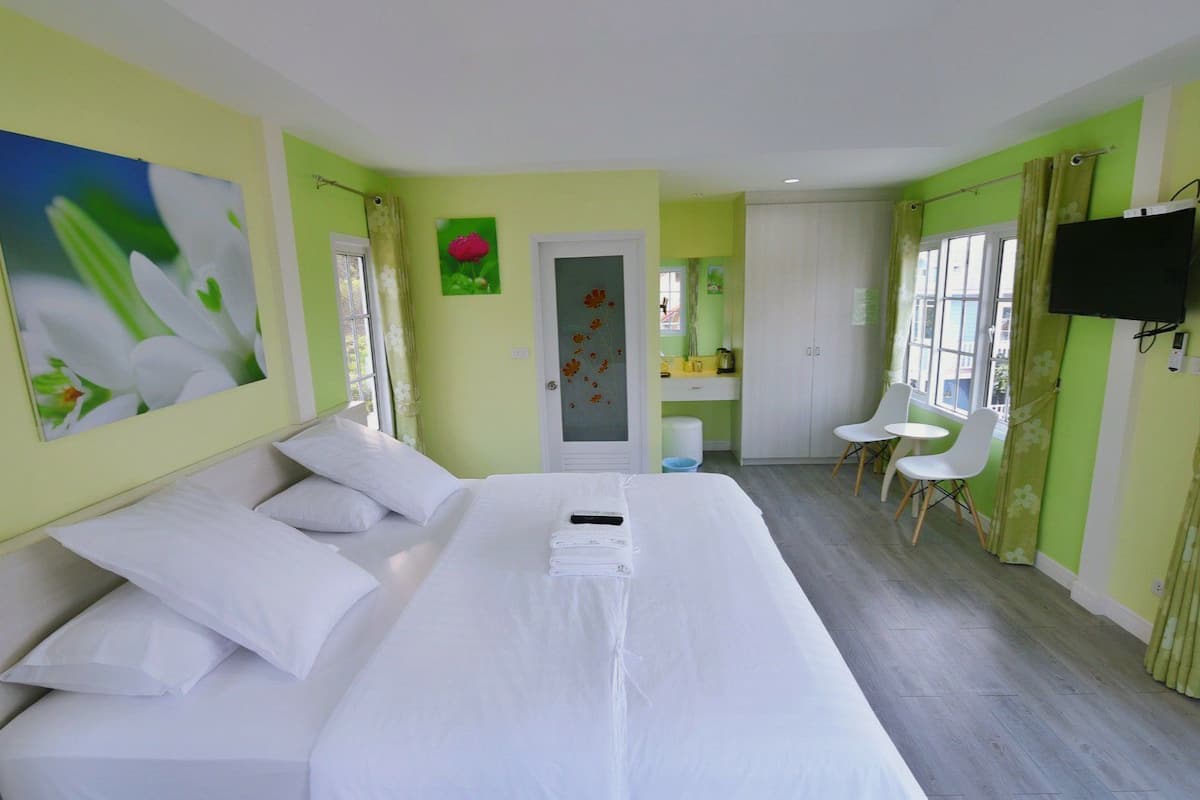 Standard King Room with Balcony | ผ้าปูที่นอนฝ้ายอียิปต์, เครื่องนอนระดับพรีเมียม, ผ้านวมขนเป็ด