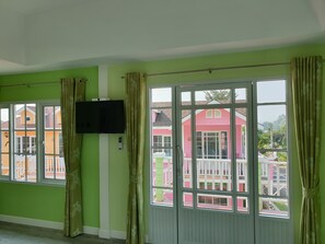 Standard King Room with Balcony | Television