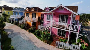 Una hilera de casas coloridas con balcones y un sendero que las conecta.