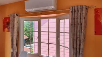 Standard King Room with Balcony | Aire acondicionado