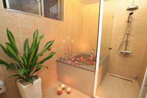 Douche, articles de toilette gratuits, sèche-cheveux, chaussons