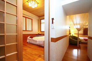 Habitació quàdruple Elite, 2 llits dobles, no fumadors | Escriptori, wifi gratuïta i roba de llit 