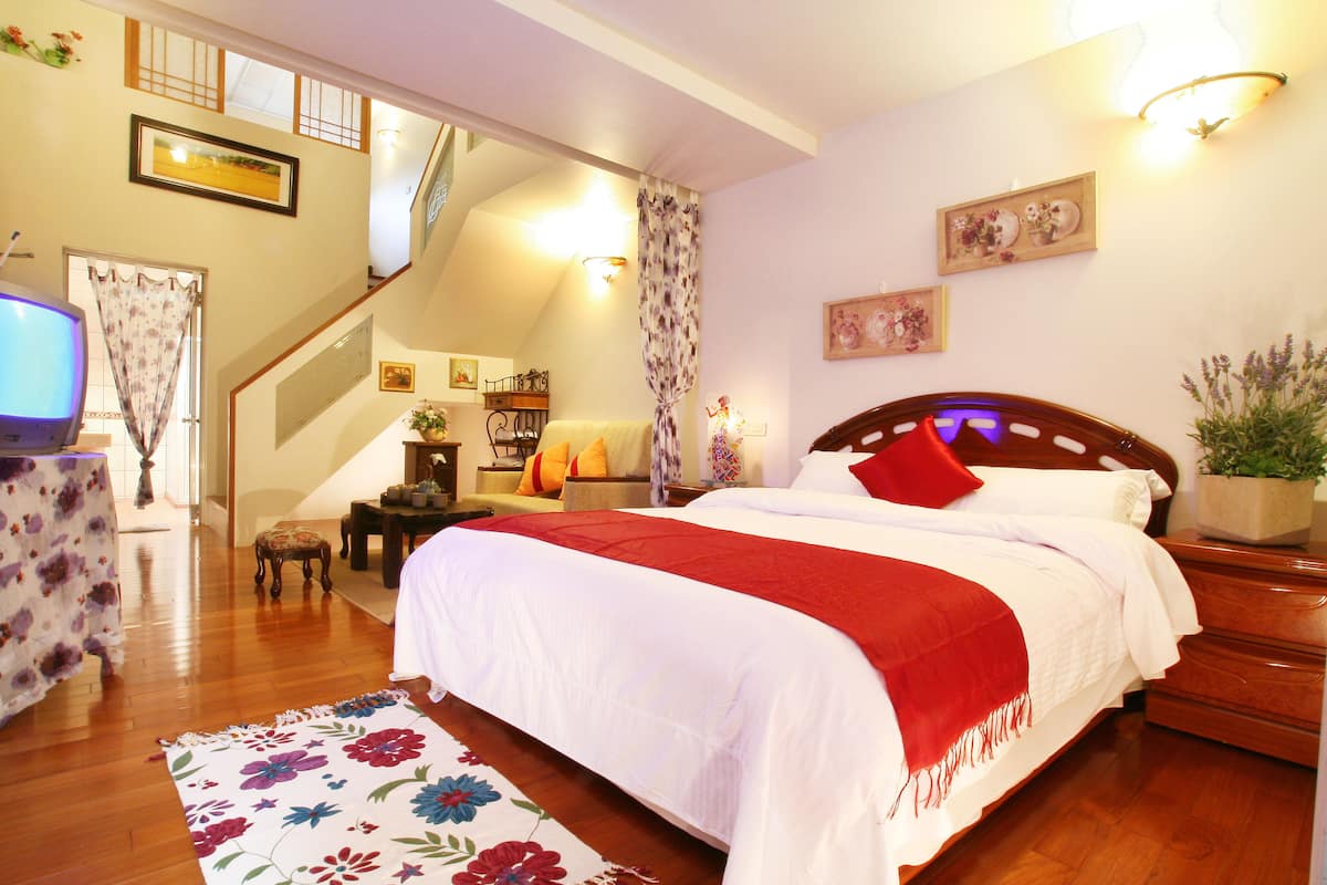 Desk, free WiFi, bed sheets
