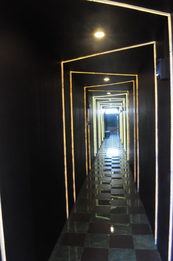 Hallway - Nay Chi Linn Hotel (Pathein)