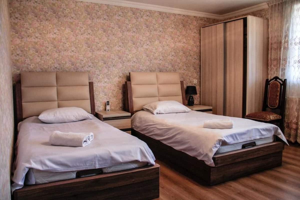 Standard Twin Room | In-room safe, soundproofing, WiFi (free), bed sheets