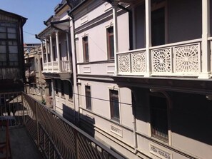 Kamar Double Standar, balkon | Pemandangan jalan
