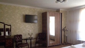 Habitación triple estándar | Caja fuerte, sistema de insonorización, wifi gratis y ropa de cama