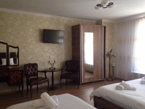 Standard-Dreibettzimmer | Zimmersafe, schallisolierte Zimmer, kostenloses WLAN, Bettwäsche