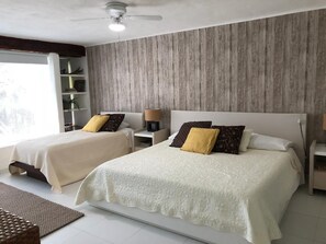 Tabla de planchar con plancha, wifi gratis y ropa de cama 