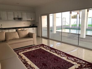 Villa Comfort - 2 sovrum | Vardagsrum | Platt-tv