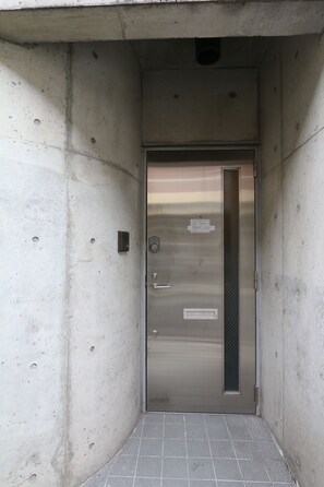 Property entrance - Kurosaki House (Osaka)