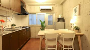 Premier villa room | Living area | Flat-screen TV