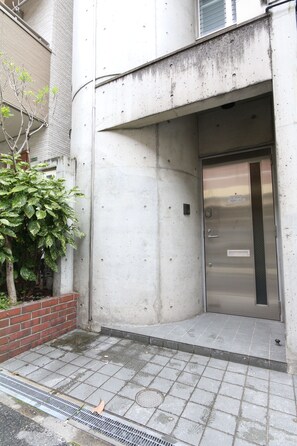 Property entrance - Kurosaki House (Osaka)