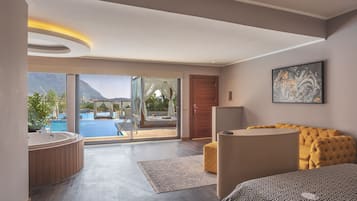 Deluxe Suite (Swim Up) | Premium bedding, minibar, in-room safe, individually decorated