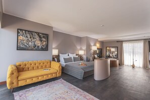 Svit - utsikt mot poolen | Sängtillbehör av högsta kvalitet och minibar