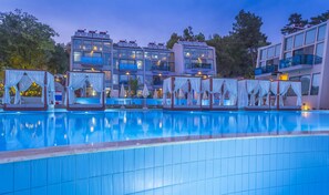 Un hôtel doté d’une piscine, de nombreuses chambres et d’espaces extérieurs aménagés pour se détendre.