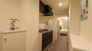 Peti sejuk, ketuhar gelombang mikro, dapur, cerek elektrik