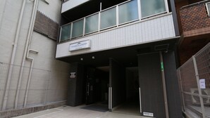 A building entrance with a sign reading "Elizabeth Garden." - Elizabeth Garden Shinsaibashi (Osaka)