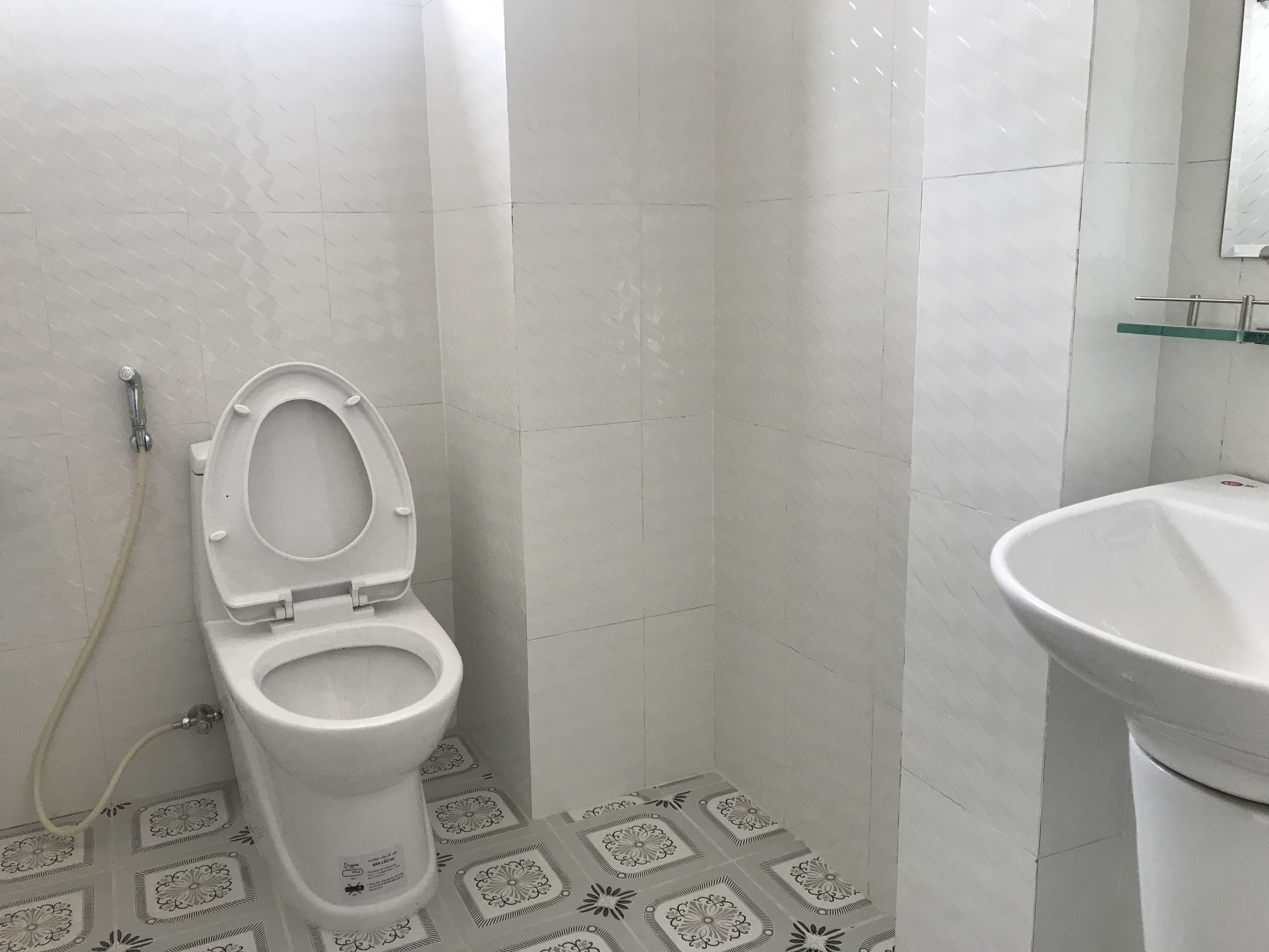 Double Room Single Use | Bathroom | Shower, free toiletries, slippers, towels