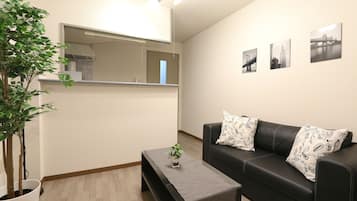 Standard Room (RN12) | Living area | Flat-screen TV
