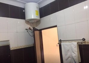 Chambre Double Deluxe, non-fumeurs | Salle de bain | Douche, articles de toilette gratuits, serviettes fournies