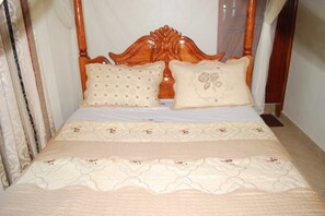 Escritorio, cortinas blackout, wifi gratis y ropa de cama 