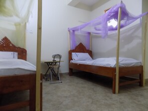 Habitación con 2 camas individuales | Escritorio, cortinas opacas, wifi gratis y ropa de cama