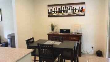 Cottage Superior, 1 Tempat Tidur Queen, Bebas Asap Rokok, pemandangan kebun | Makan di kamar