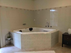 Superior Cottage, 1 Queen Bed, Non Smoking, Garden View | Private spa tub - Emerald Creek Cottages (Emerald)