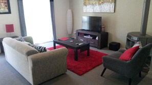 Cottage Supérieur, 1 grand lit, non-fumeurs, vue jardin | Salle de séjour | Télévision à écran plat, cheminée, lecteur de DVD