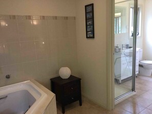 Superior Cottage, 1 Queen Bed, Non Smoking, Garden View | Bathroom | Jetted tub, free toiletries, hair dryer, towels - Emerald Creek Cottages (Emerald)