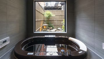 Casa tradicional, 3 habitaciones, cocina, vista al jardín (Private Vacation Home) | Tina profunda