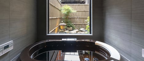 Casa tradicional, 3 habitaciones, cocina, vista al jardín (Private Vacation Home) | Tina profunda