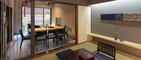 町家一棟貸し切り | リビング エリア | 薄型テレビ