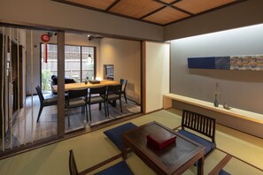 Casa tradicional, 3 habitaciones, cocina, vista al jardín (Private Vacation Home) | Área de sala de estar | Televisión de pantalla plana 