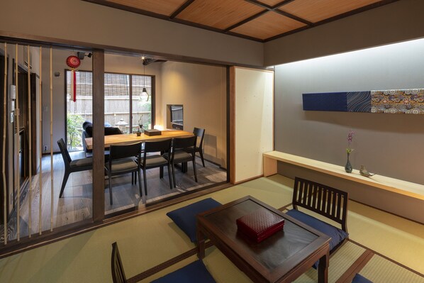 Rumah Tradisional, 3 kamar tidur, dapur, pemandangan kebun (Private Vacation Home) | Area keluarga | TV layar datar